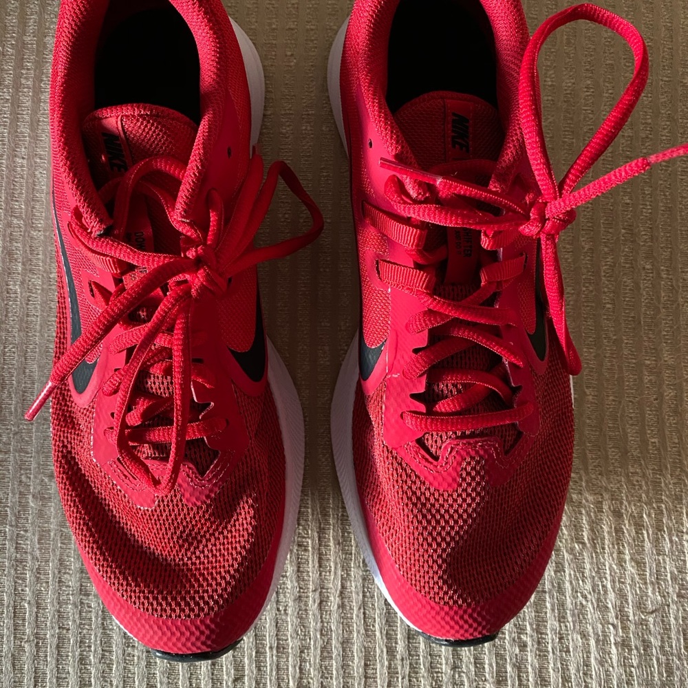 Women’s Nike Sneakers Size: 6-1/2 🔸 LIKE NEW 🔸